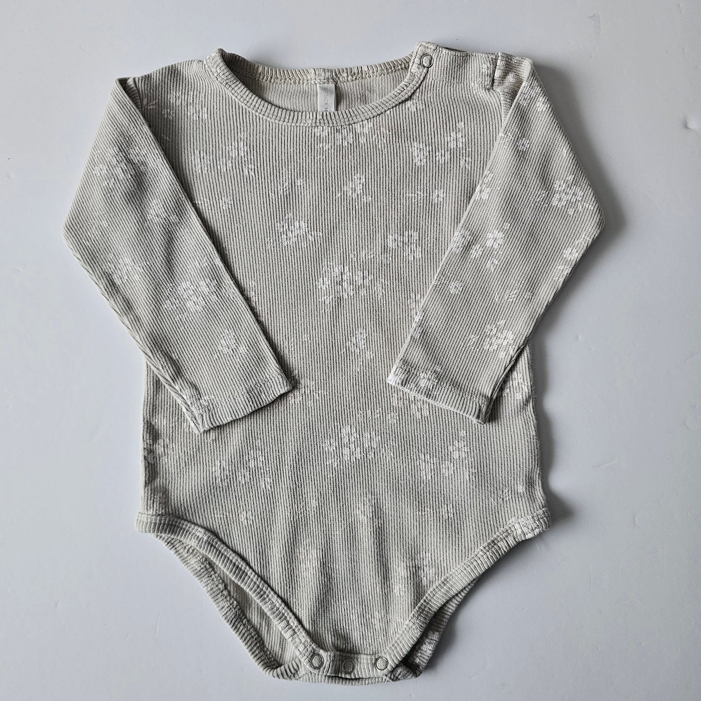 Quincy Mae Floral Ribbed Bodysuit (minor flaw) - Size 6-12m (best fit)