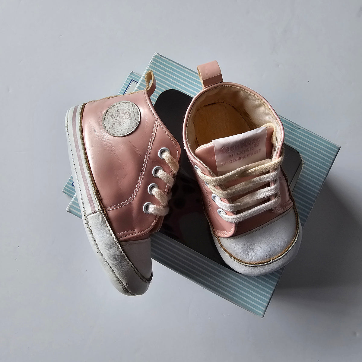 Vintage Oshkosh Metalic Crib Shoes (minor flaw) - Size 4 (9-12m)