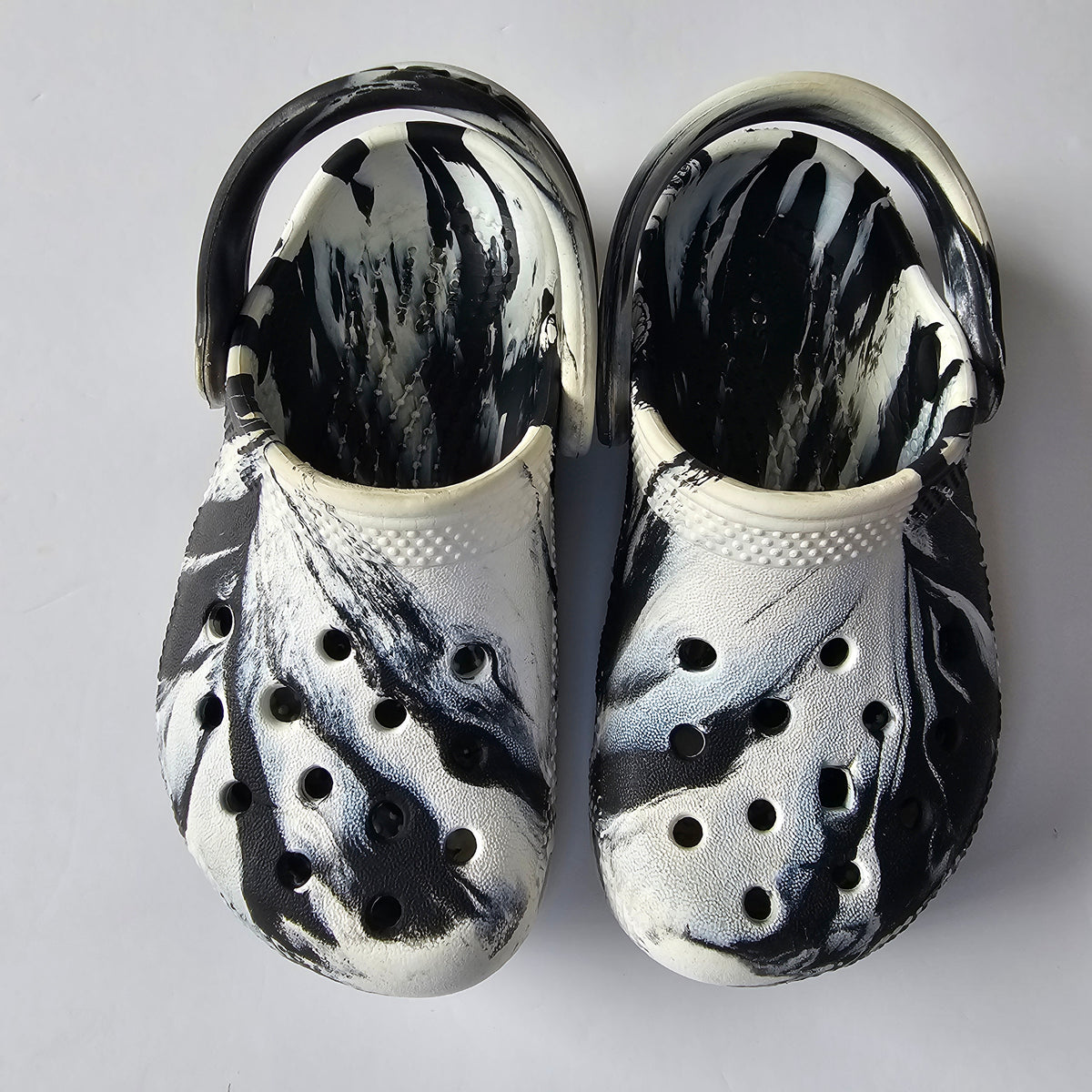 Crocs Marble Classic Clogs (minor flaw) - Size C8